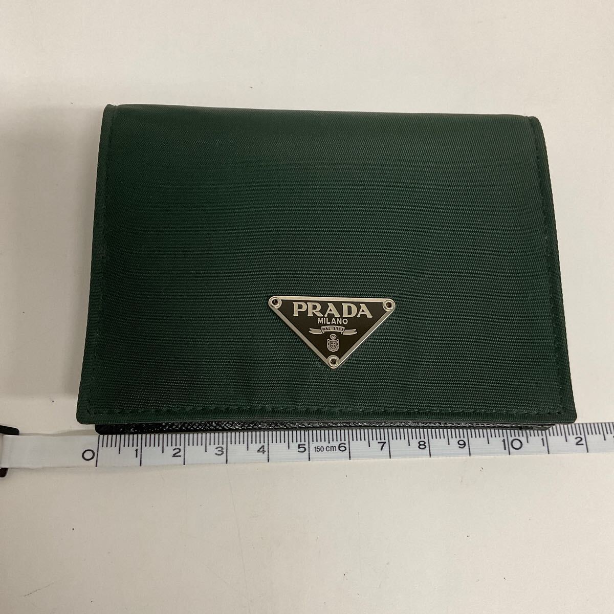 PRADA 二つ折り財布 レザー グリーン プラダ“深みグリーン”のメンズ財布、柔らかなシボ感レザーのミニ