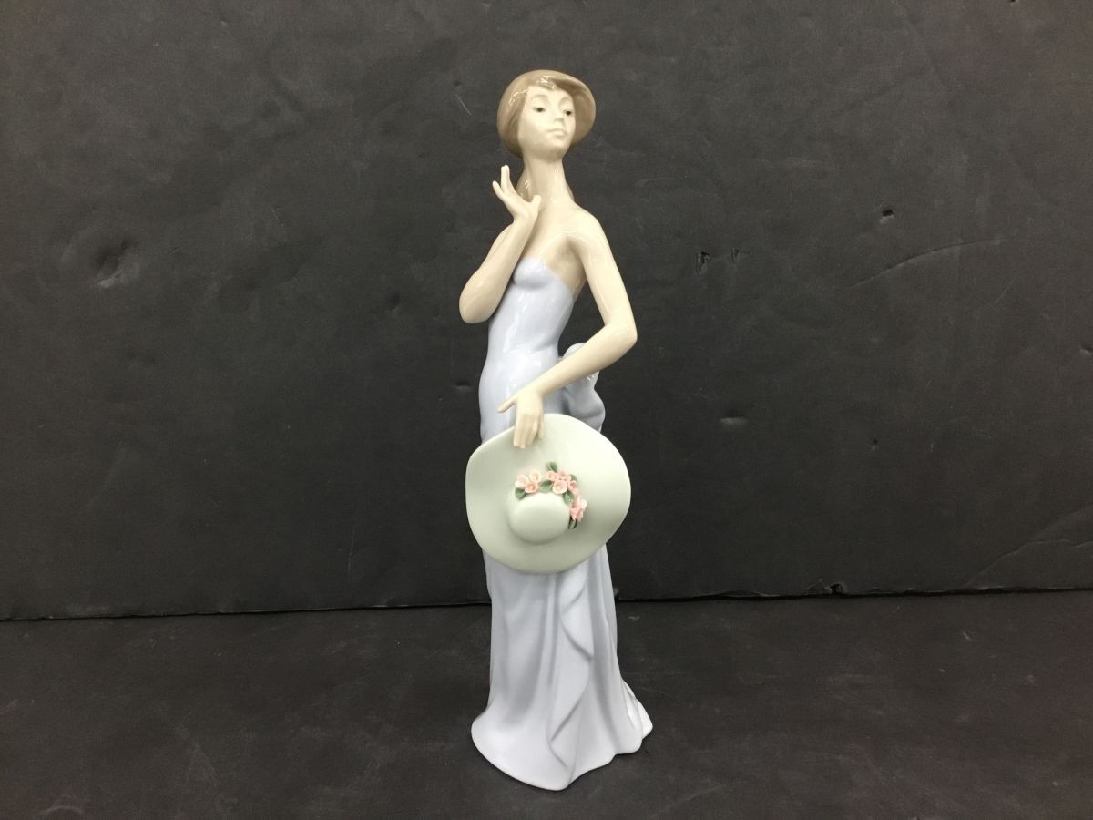 リヤドロ 5948 （医者 陶器人形）