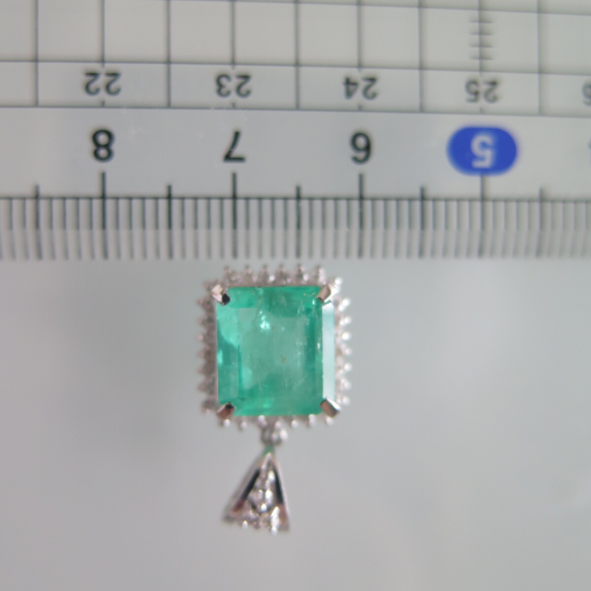 プラチナ900　エメラルド　ペンダントトップ　2.896　0.30刻　3.7ｇ