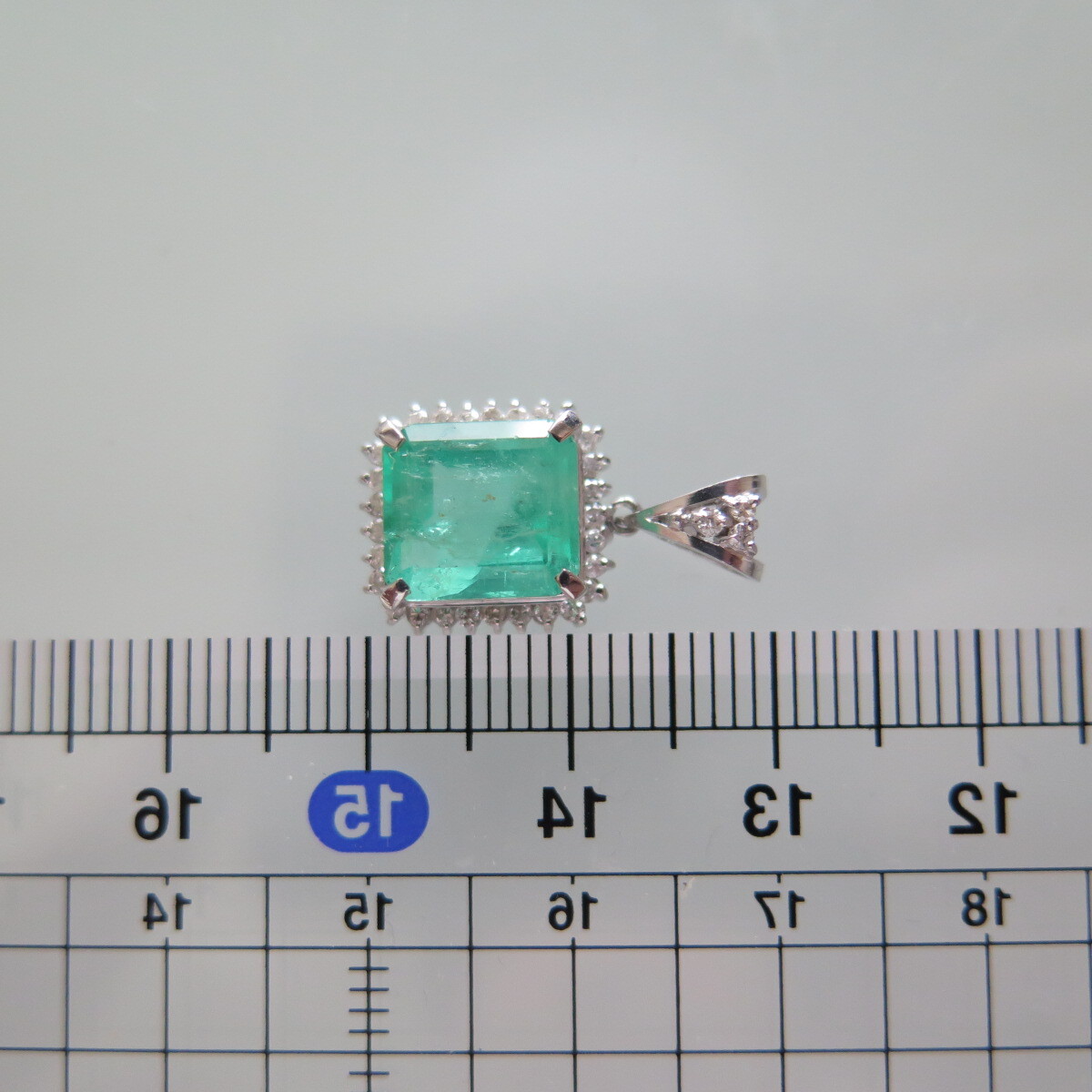 プラチナ900　エメラルド　ペンダントトップ　2.896　0.30刻　3.7ｇ