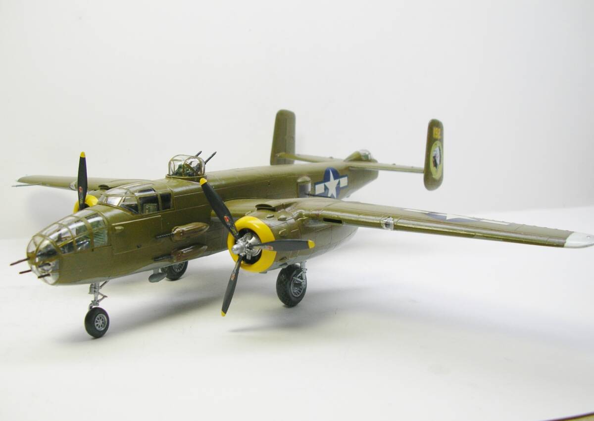  America суша армия . departure .. машина B-25J Mitchell 1/72 покрашен конечный продукт 
