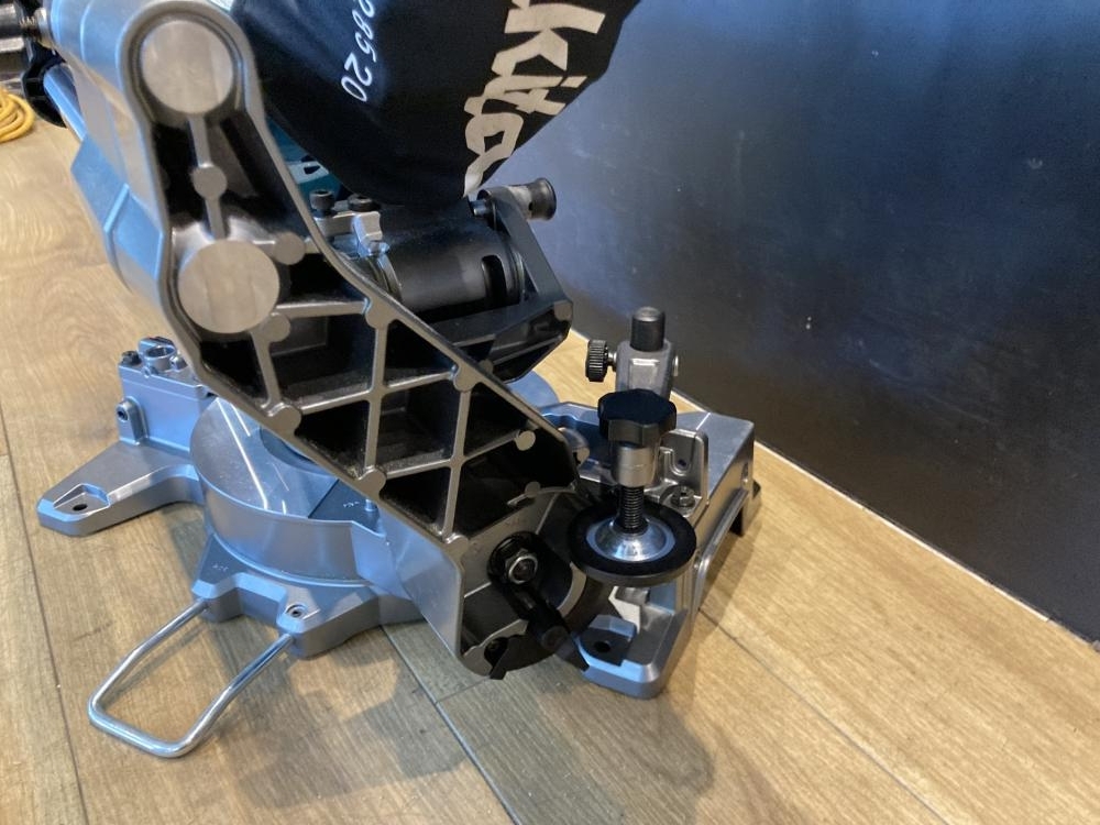 024▼おすすめ品▼makita 165mm40Vmax充電式スライドマルノコ LS009G