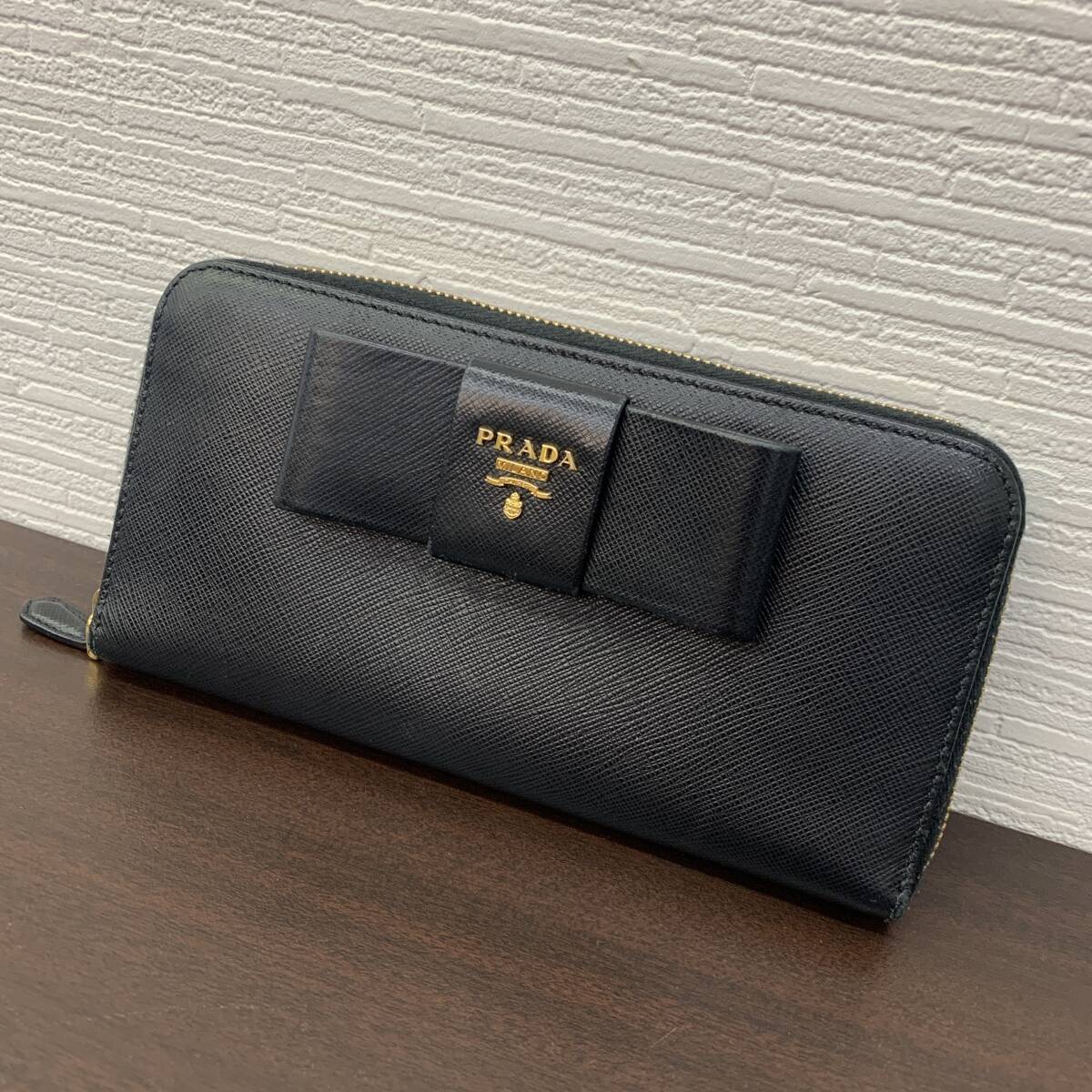 プラダ PRADA 二つ折り 長財布 サフィアーノ リボン ブラック 箱付き PRADA 長財布 サフィアーノ ブラック / プラダ リボン ラウンド