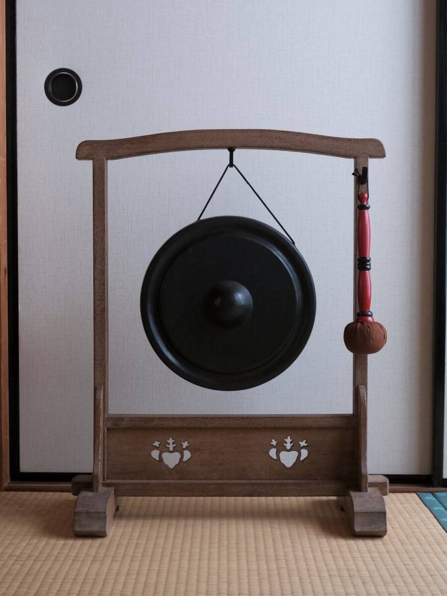 美品 茶道具 鉄地 銅鑼 桴付 仏教囃子歌舞伎打楽器 鐘鳴物 ばちドラ 元箱 青枠】銅鑼 一式 金属工芸 木製吊り枠付 歌舞伎打楽器 鐘鳴物