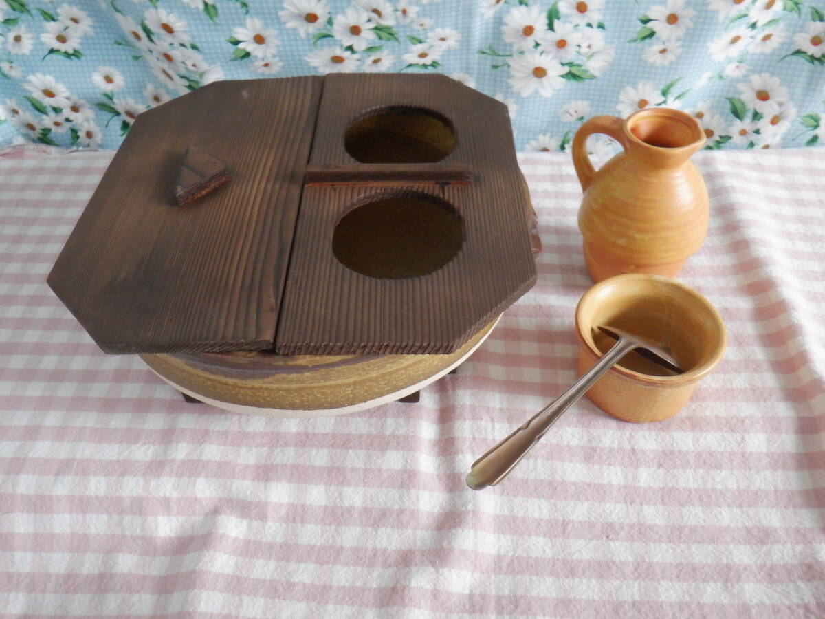 X『陶器製 湯豆腐鍋セット(円形の土鍋/湯どうふセット/鍋敷き/木蓋付き)』~箱なし 長期保管品 _画像1