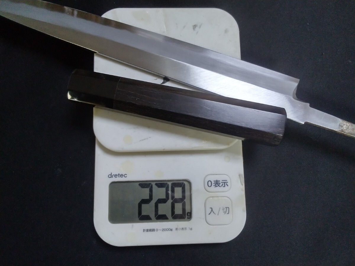 城山刃物制作所(業(yè)務(wù)用刃物メーカー直売)九寸　柳刃　白一鋼　木戸仕上げ　黒檀八角水牛柄　樸鞘付き(ピン付き)