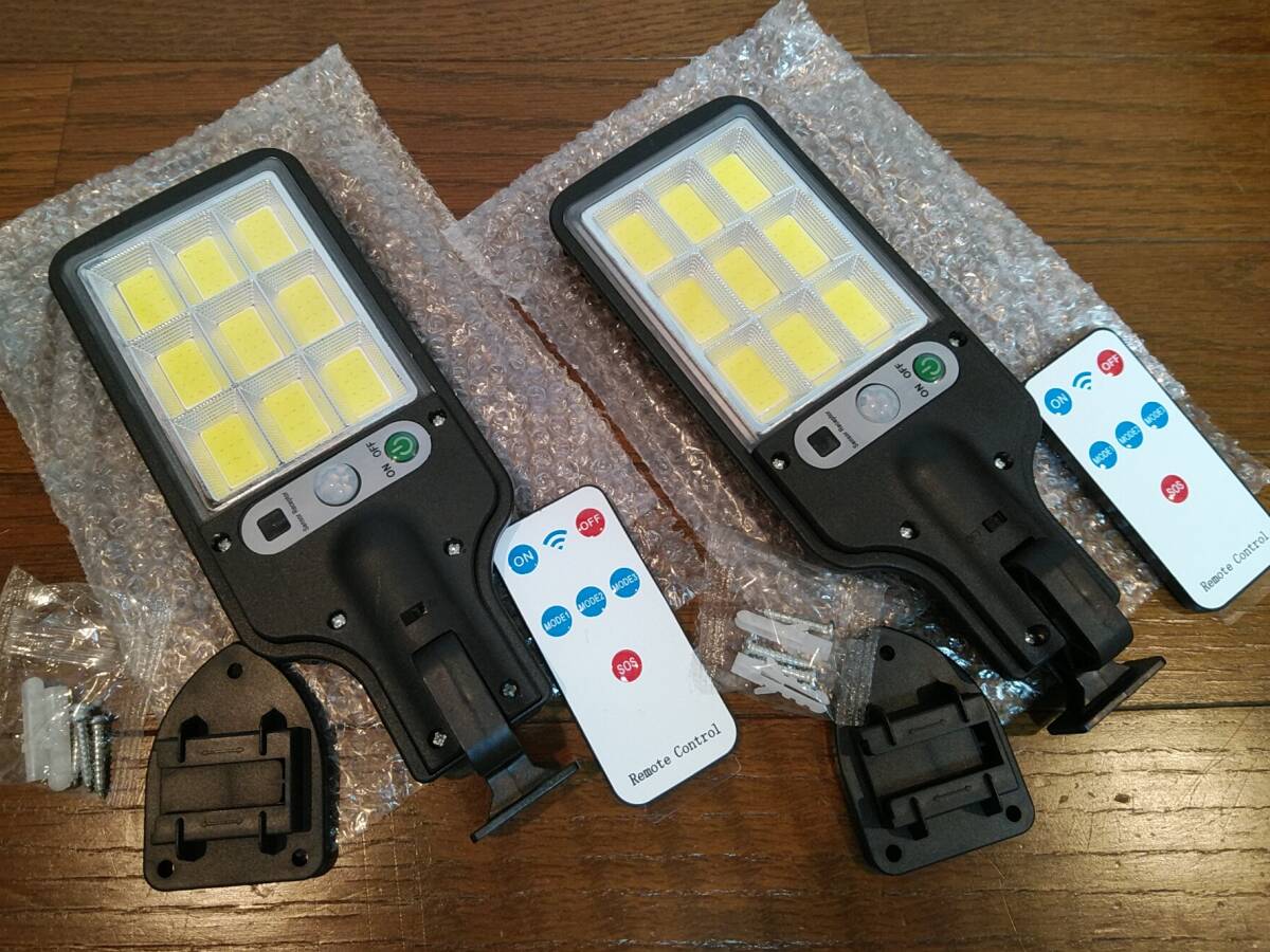 新品2個セット！LEDソーラー充電式防犯ライト?108COBで明るい！明暗センサー?人感センサー/リモコン付き/格安1円売り切り！送料無料！