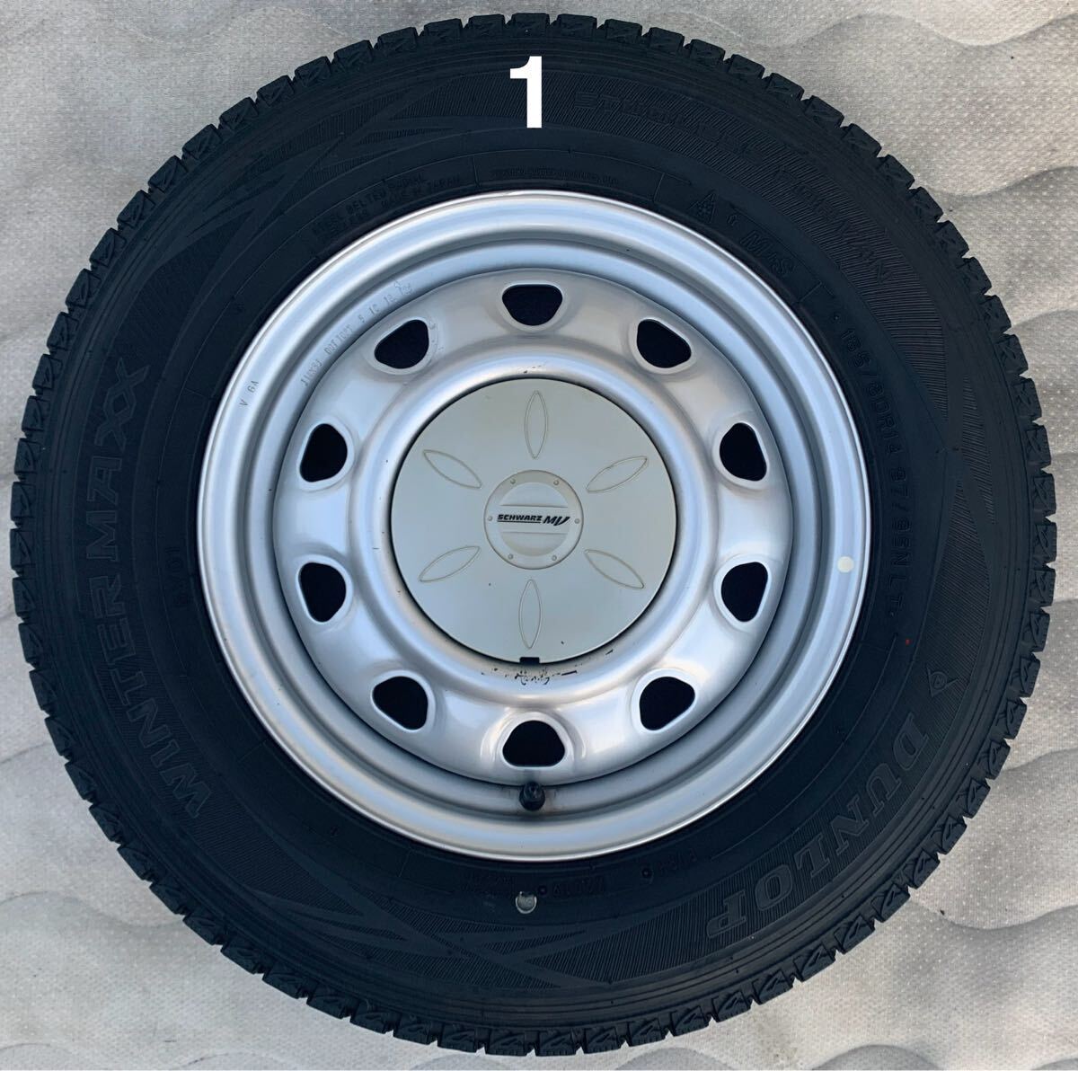 SCHWARZ MV 社外◆14インチ◆165/80R14◆J14X5J◆PCD 100/114.3 +4穴◆ハブ: 約 68ミリ◆2019年 スタッドレス タイヤ_画像2