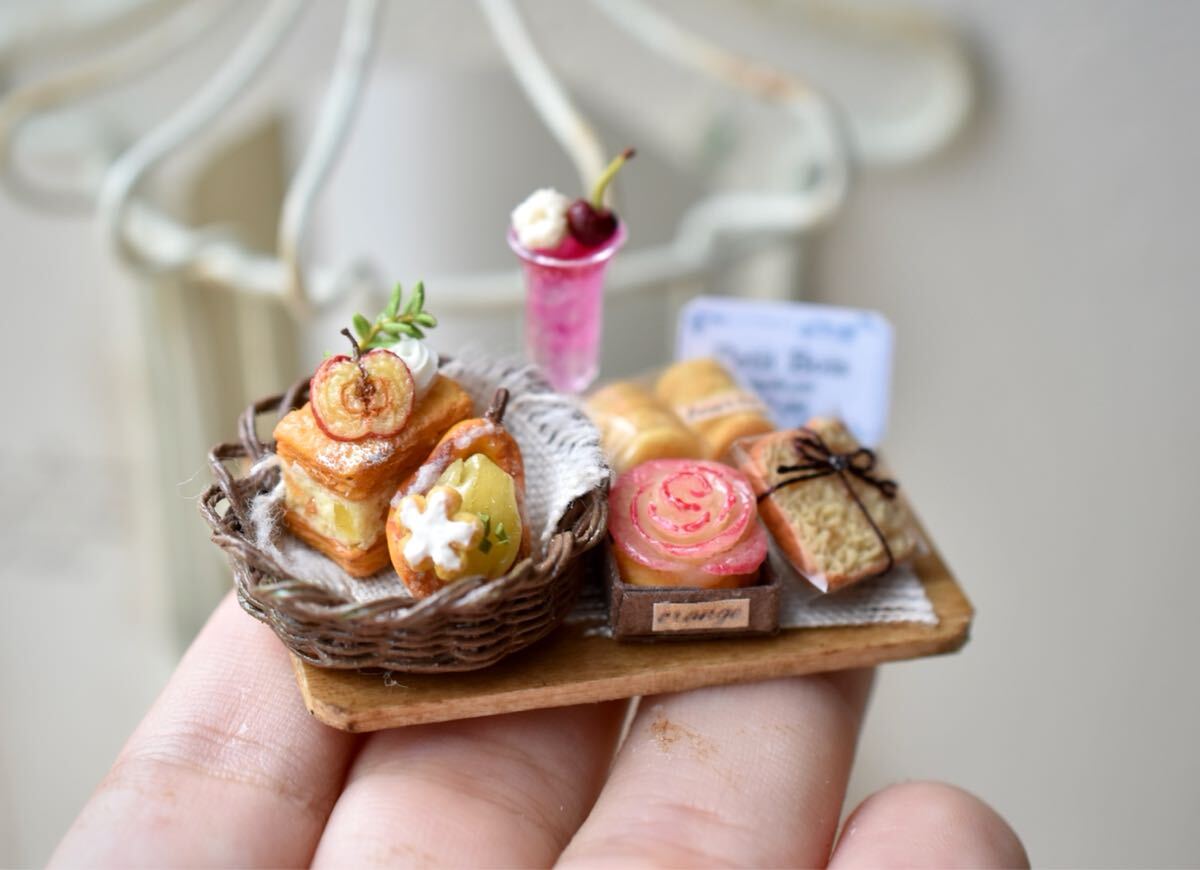 ?手編み籠のホームメイドお菓子セット?【ミニチュア】【ハンドメイド】ミニチュアフード　ミニチュアスイーツ ドールハウス　1/12