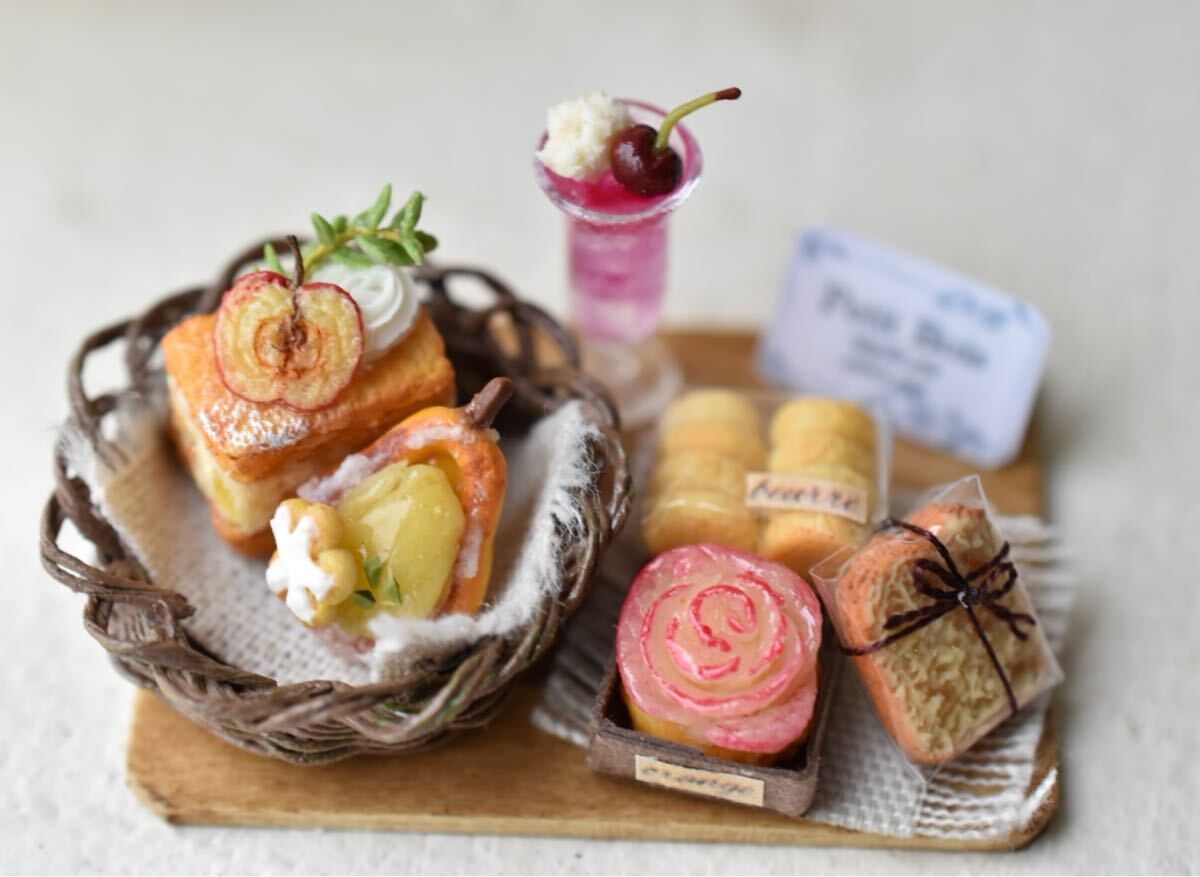 ?手編み籠のホームメイドお菓子セット?【ミニチュア】【ハンドメイド】ミニチュアフード　ミニチュアスイーツ ドールハウス　1/12