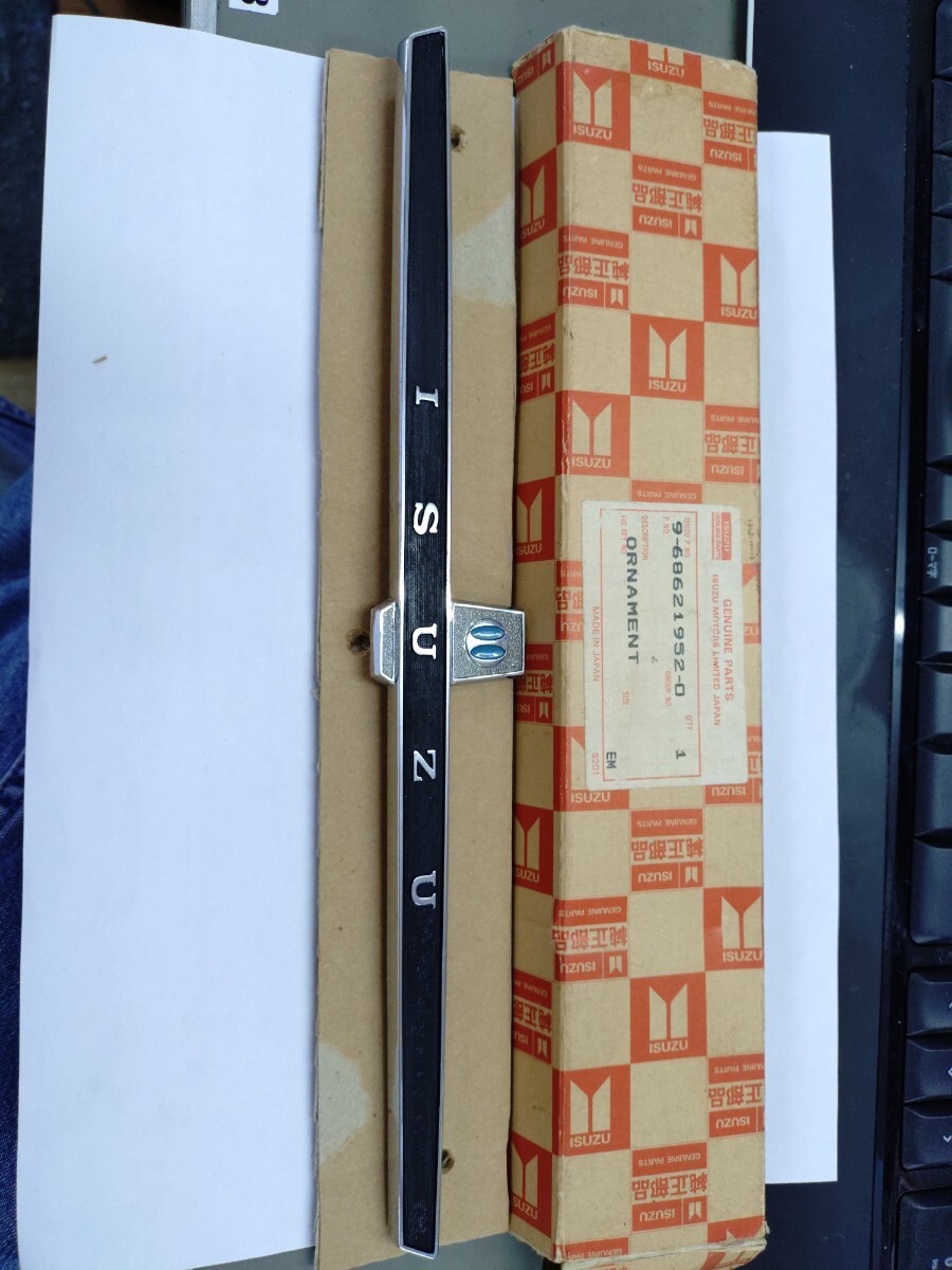 いすゞ117クーペ PA 90用トランク エンブレム
