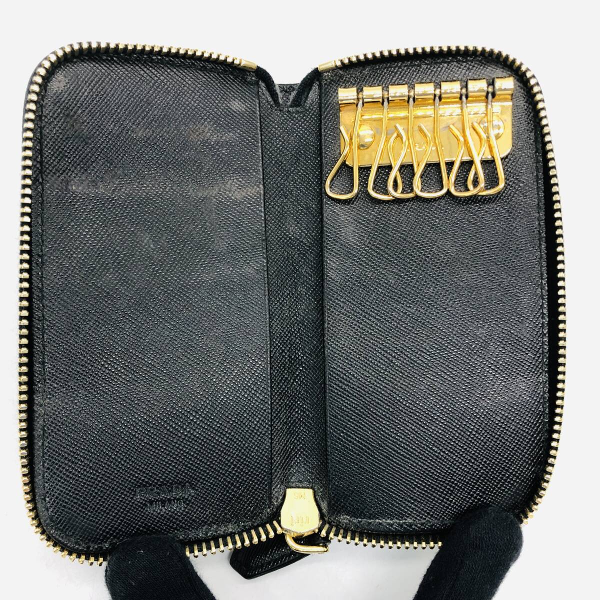 [ хранение товар ]PRADA Prada чехол для ключей safia-no6 полосный раунд застежка-молния черный чёрный / io-4565-sw