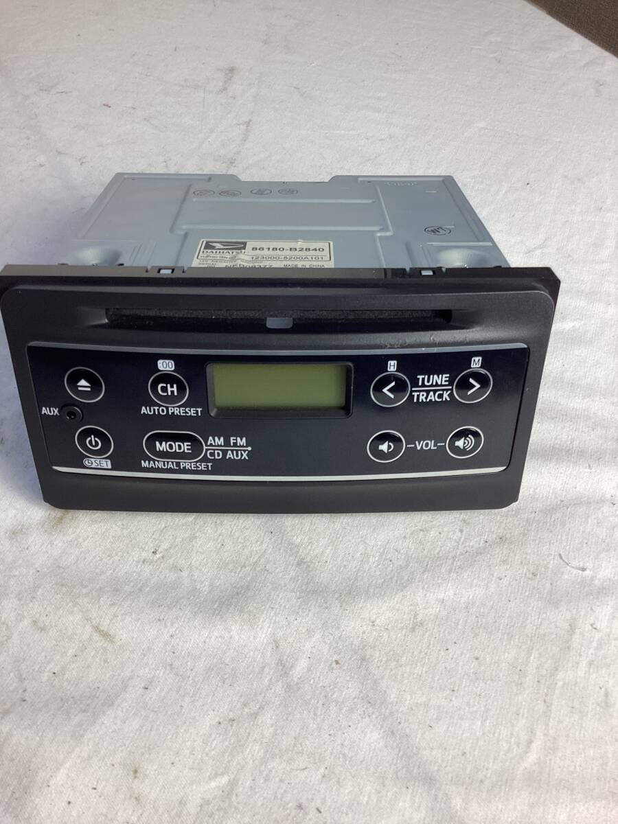 ダイハツ純正 CDラジオ 86180-B2840 本体のみ_画像1