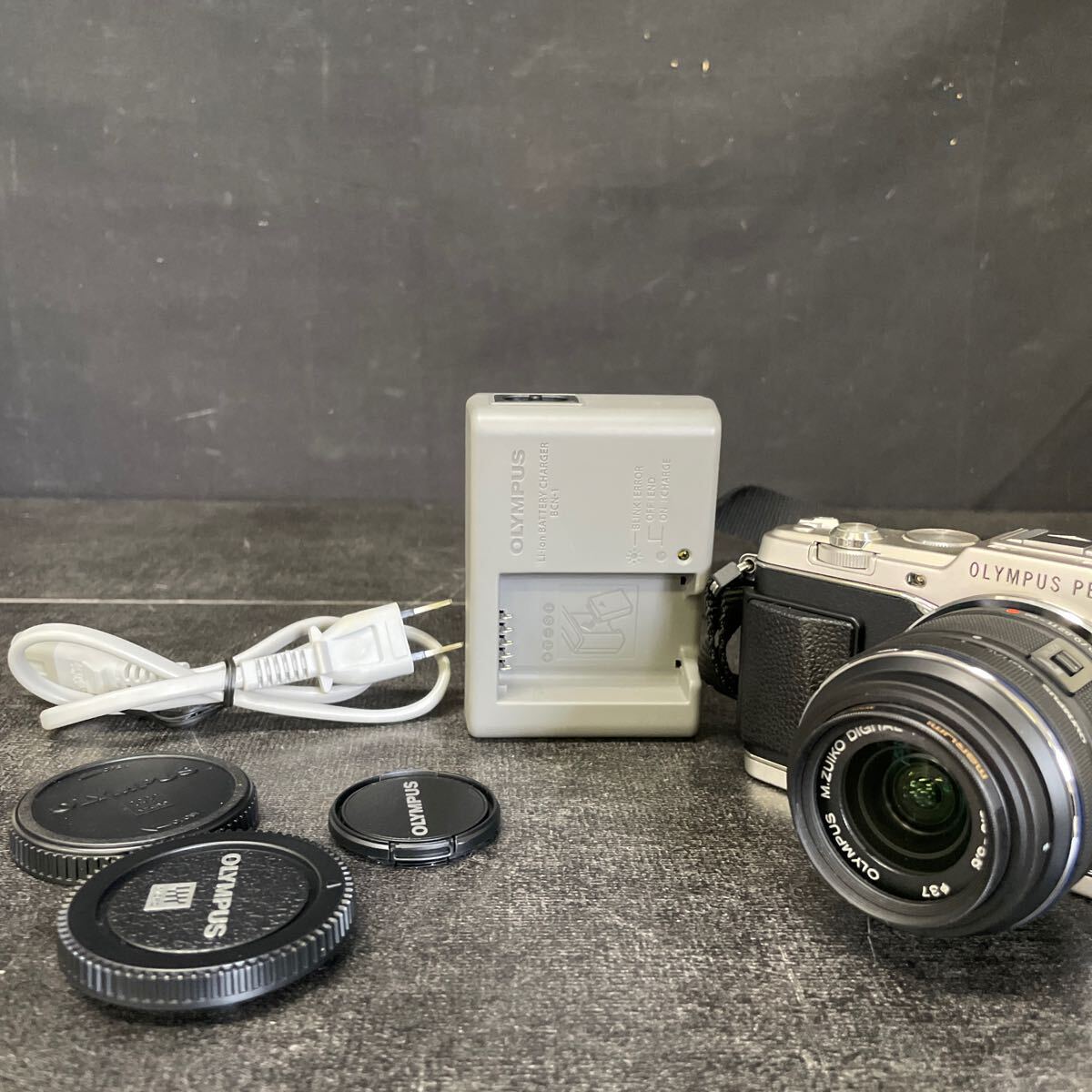 OLYMPUS PEN E-P5 ミラーレス一眼カメラ バッテリー1個 充電器 動作確認済み レンズ 14-42mm 1:3.5-5.6 ll R オリンパス ペン カメラ 