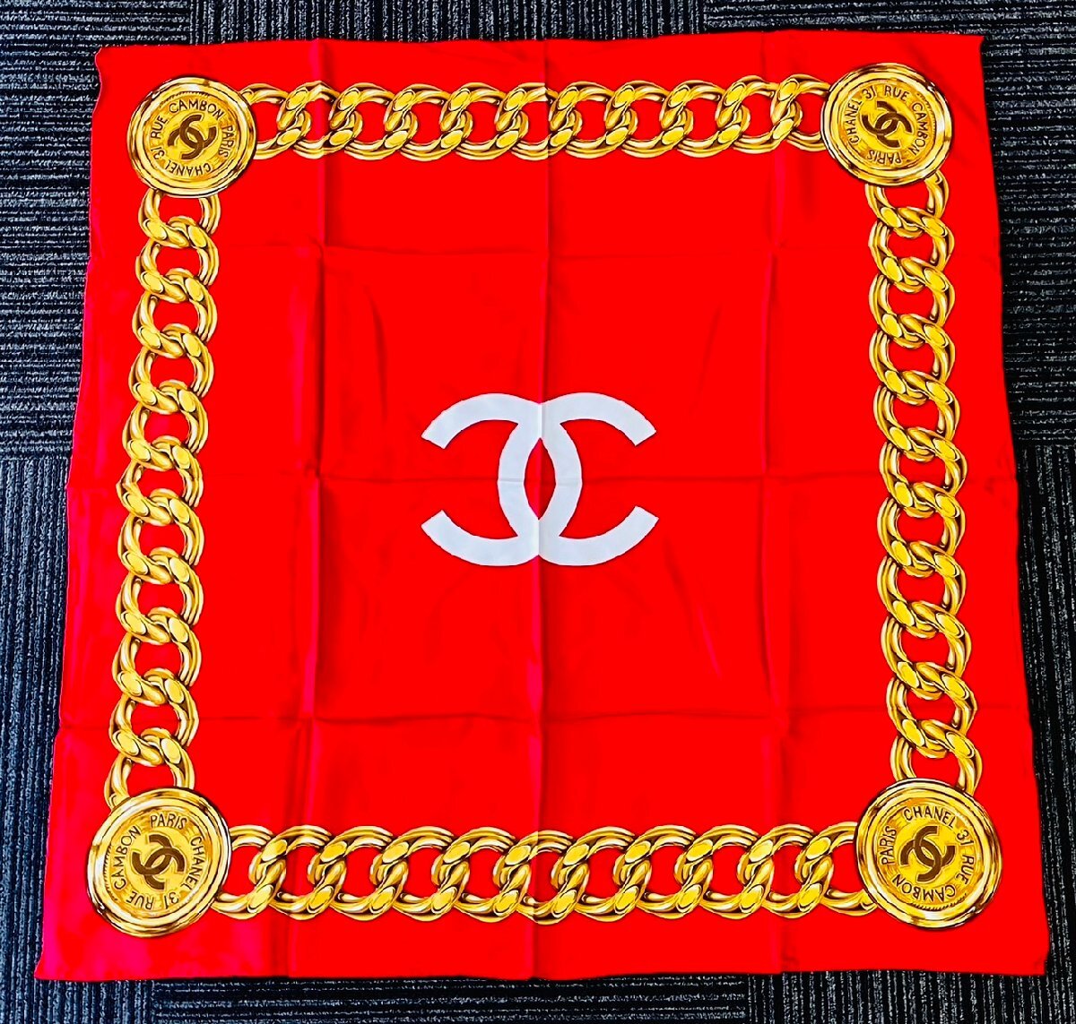 【送料無(wú)料】CHANEL シャネル スカーフ ココマーク 31 RUE CAMBON カンボン チェーン柄 レッド×ゴールド系 シルク タグ有り ケース付き