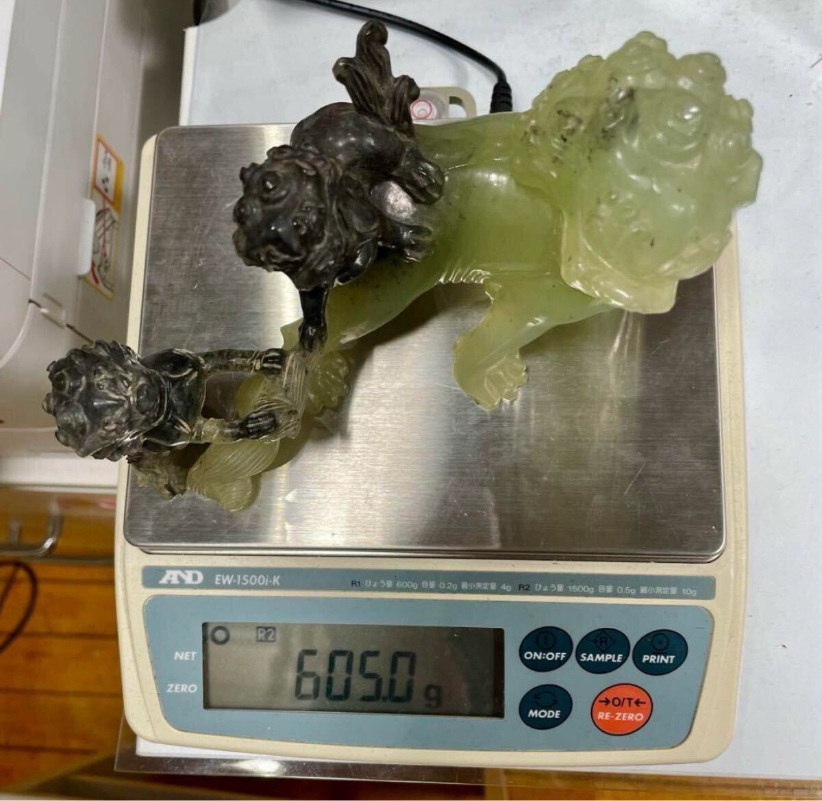 希少　中国骨董　美術品　翡翠　青島獅子　天然石　置物　年代物　台座付き　箱付き 希少 中国骨董 美術品 翡翠 青島獅子 置物 年代物 台座付き箱付き