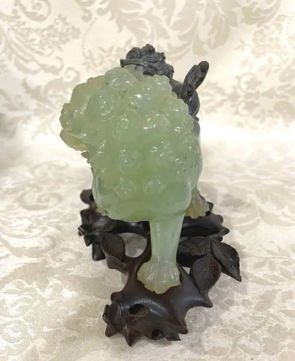 希少　中国骨董　美術品　翡翠　青島獅子　天然石　置物　年代物　台座付き　箱付き 希少 中国骨董 美術品 翡翠 青島獅子 置物 年代物 台座付き箱付き