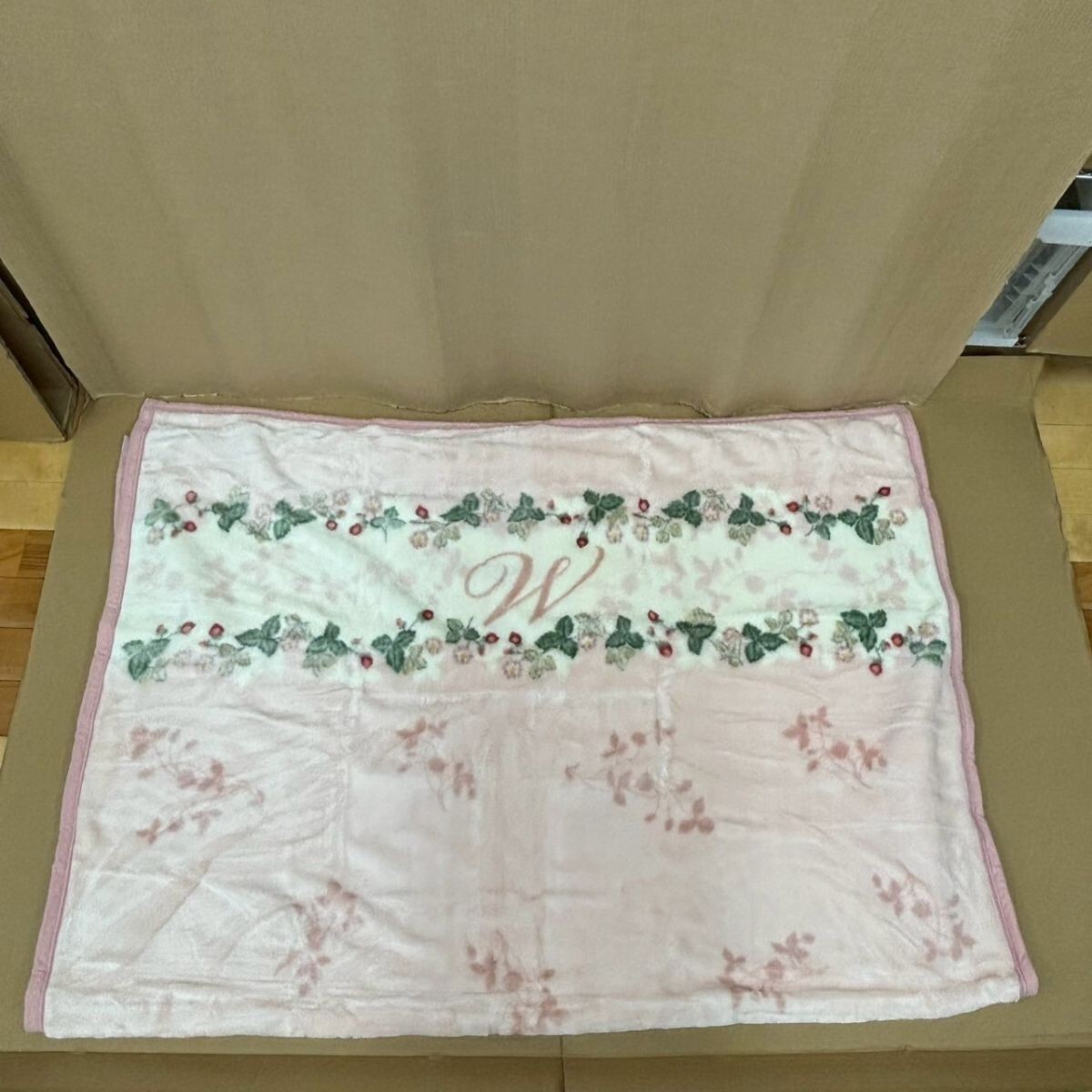 L419-C4-3799 WEDGWOOD ウェッジウッド 西川産業(yè) ワイルドストロベリー 毛布 アクリル 140×200cm シングル ピンク系 箱付き OA