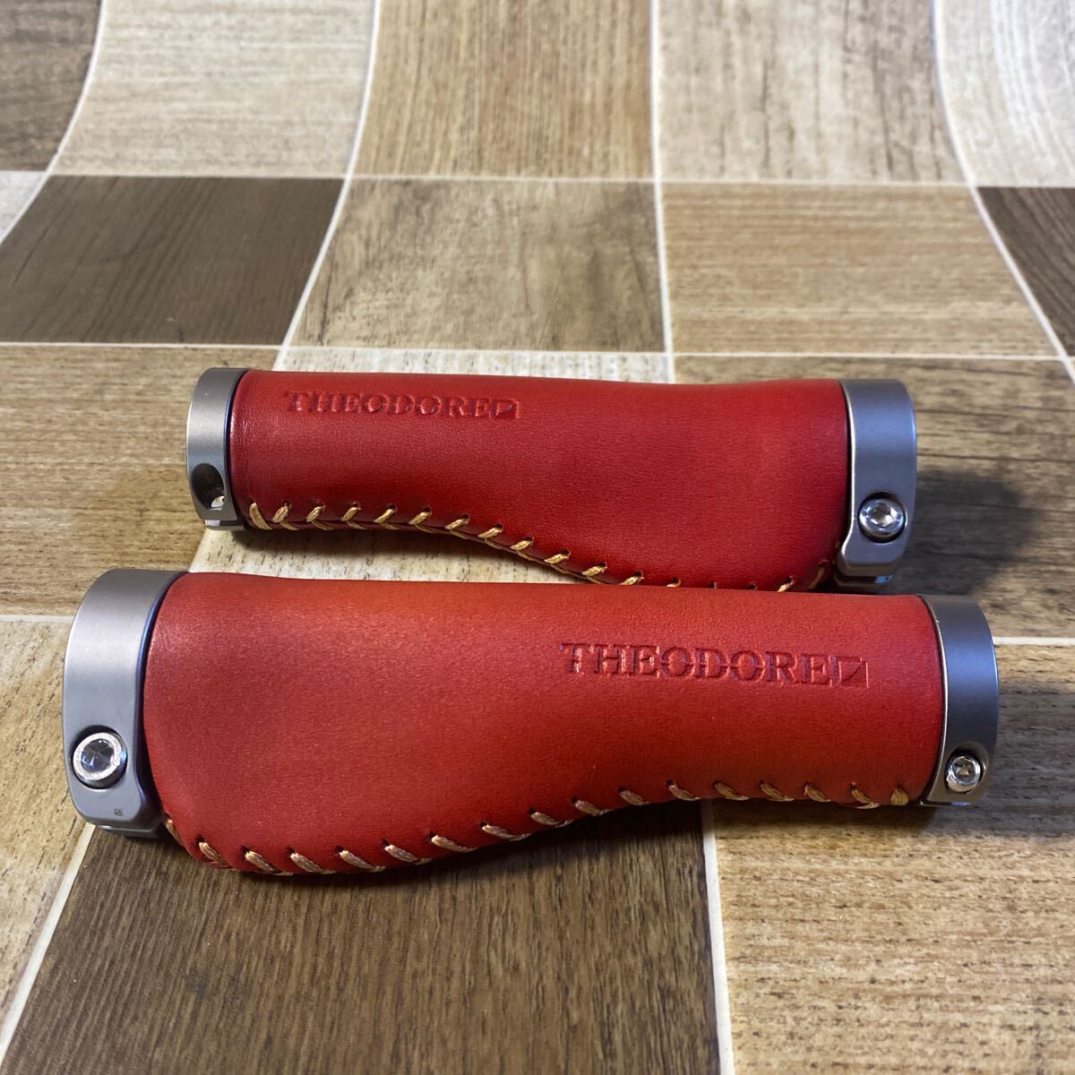 THEODORE セオドール LEATHER SHIFT GRIP グリップ イタリア本革 赤 自転車 ハンドルカバー
