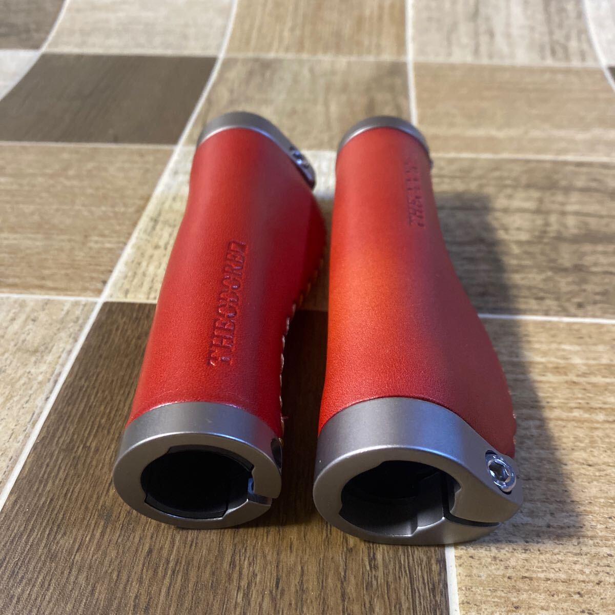 THEODORE セオドール LEATHER SHIFT GRIP グリップ イタリア本革 赤 自転車 ハンドルカバー