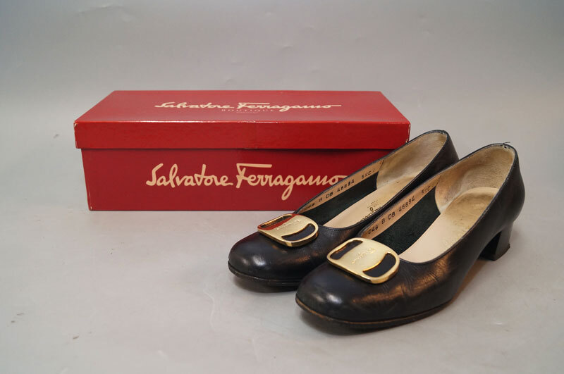 ye96-Salvatore Ferragamo サルヴァトーレフェラガモ パンプス 5 1/2 C ブラック レザー ヴァラ金具 ローヒール 金金具 靴 イタリア制