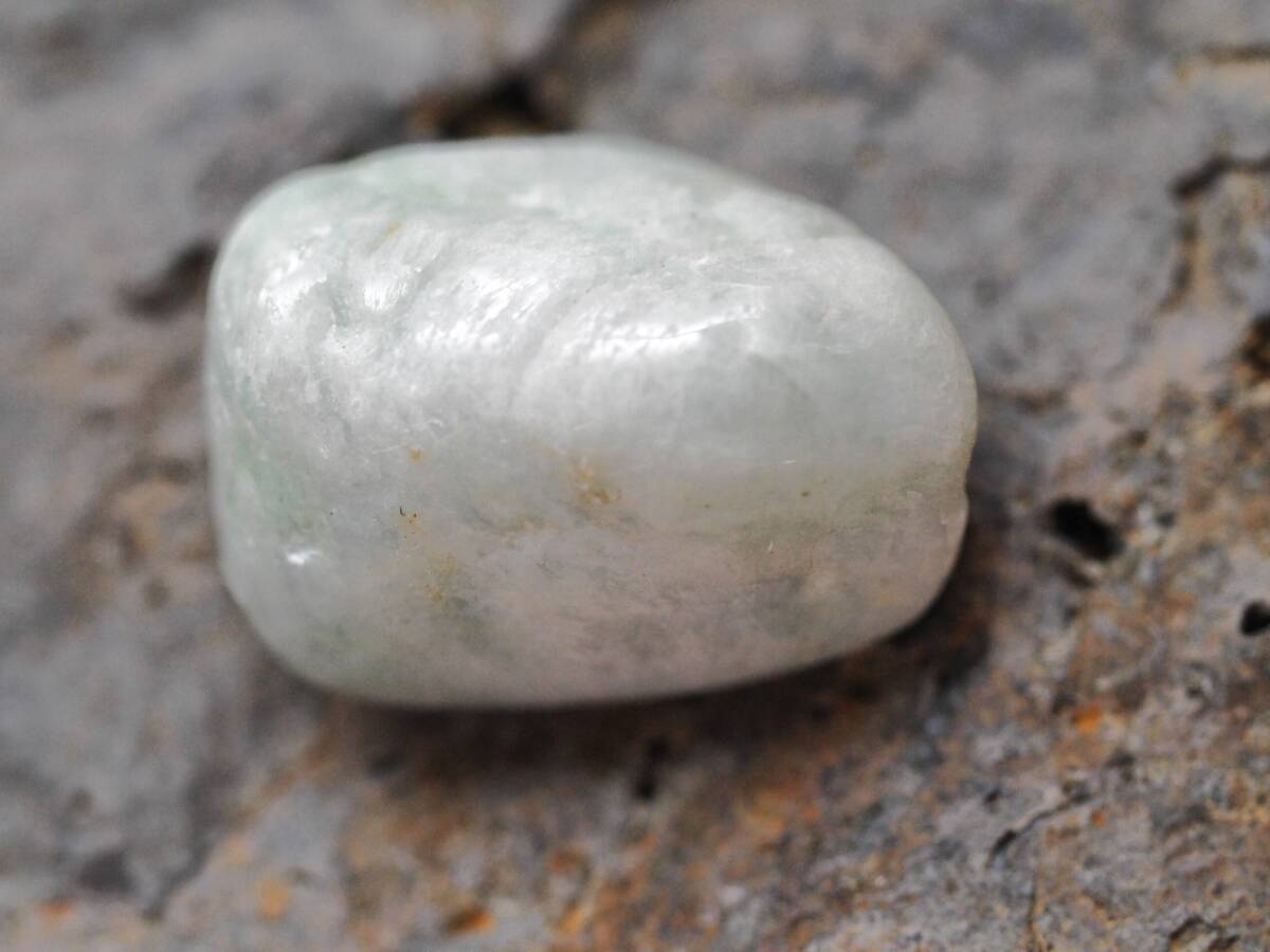 糸魚川翡翠 原石磨き バロック石 お守り 9g_画像2