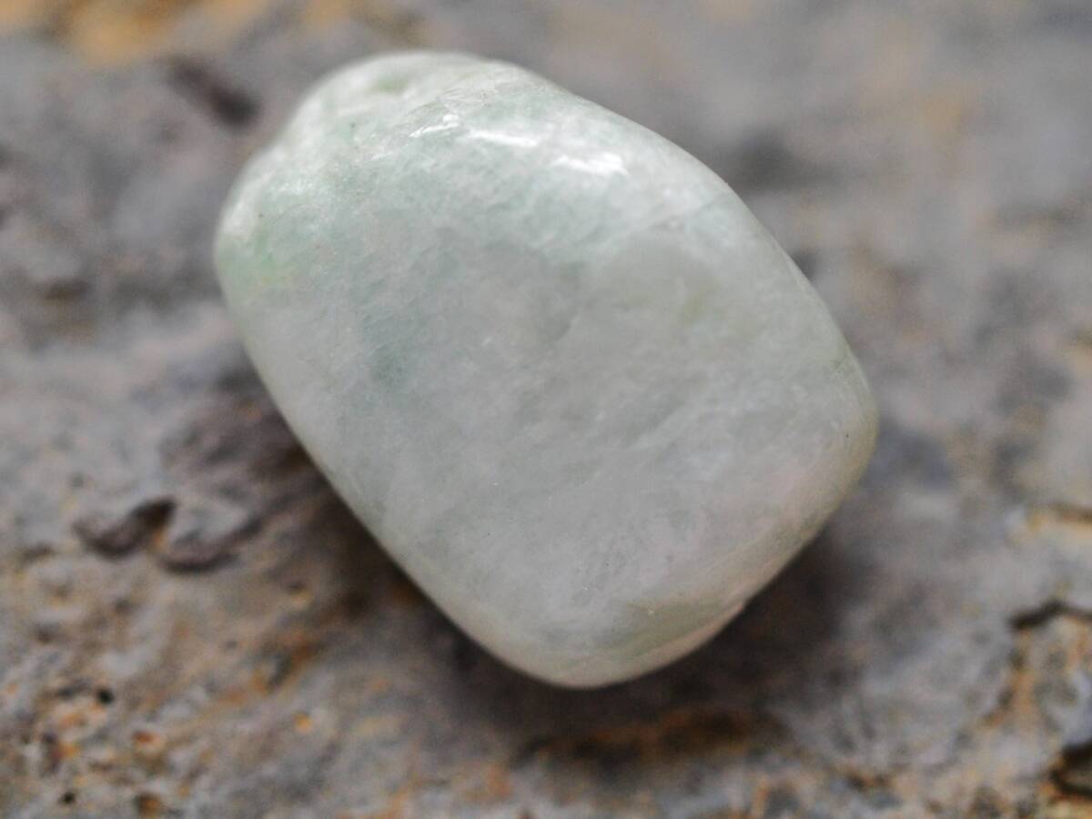 糸魚川翡翠 原石磨き バロック石 お守り 9g_画像5