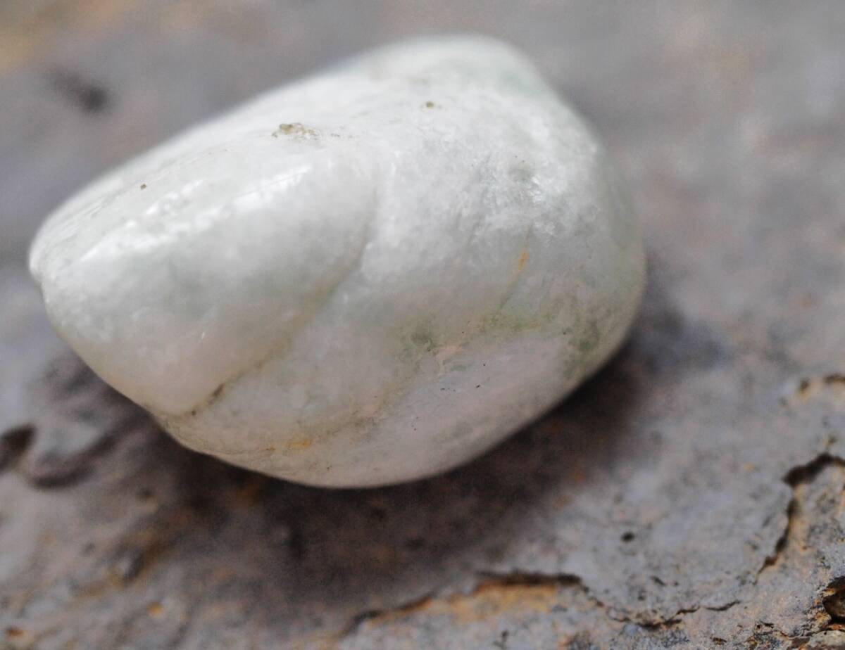 糸魚川翡翠 原石磨き バロック石 お守り 9g_画像4