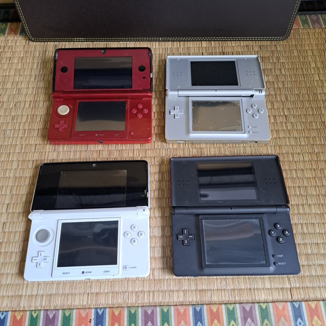 ニンテンドー DSライト 3DSジャンク扱い 4台まとめ TR B6(DS