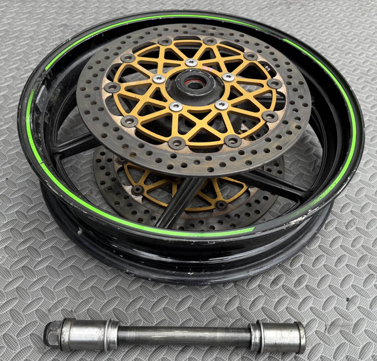 ZX-10R　純正フロントホイール　ブレンボローター?クイックアクスル付き