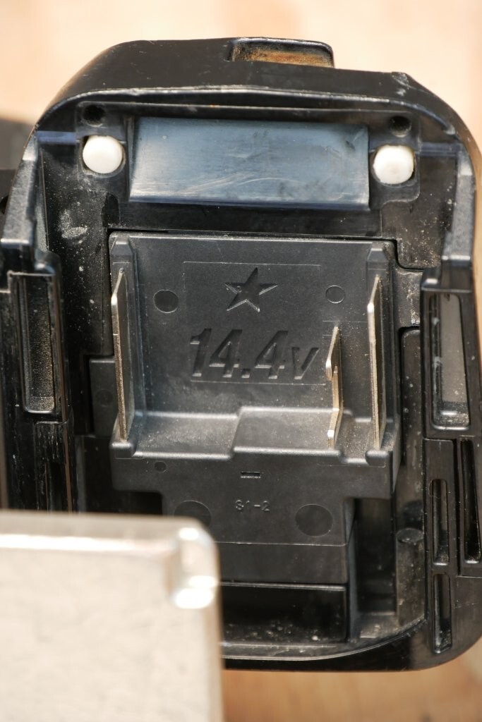  Junk Makita makita 14.4V заряжающийся циркулярная пила HS470D