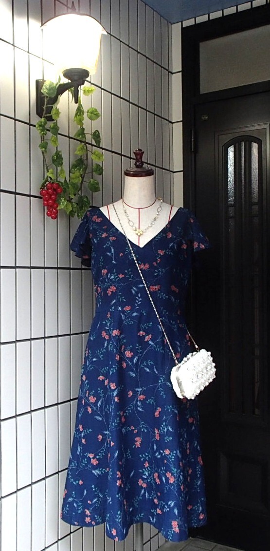 著物リメイク　ハンドメイド　紗のワンピース　紺地に可愛い赤の小花　中古　里付き　フリル袖で素敵なデザインが綺麗！！