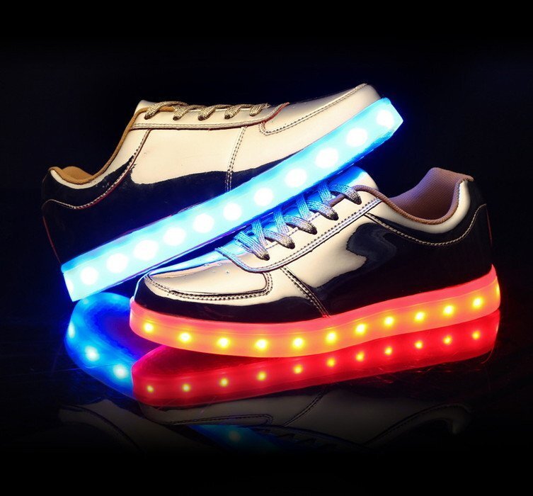 7色に光る☆LED ライトアップスニーカー メタリック ダンス 【ゴールド 18.5cm】夜間 交通事故防止 反射材 ジョギング 自転車(chē)
