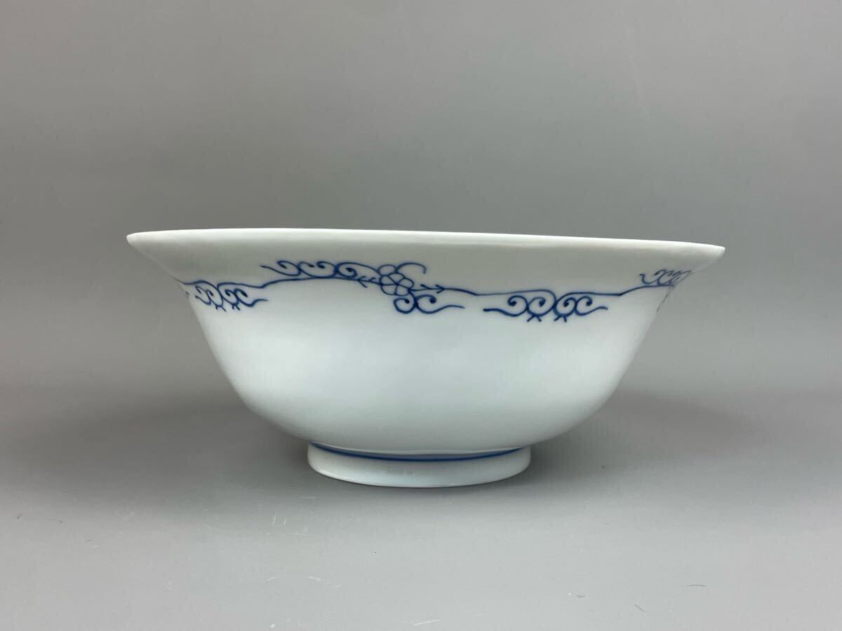 A) flat дверь три река внутри . большая миска белый фарфор с синим рисунком белый фарфор цветочный принт Tang . синий цветок China изобразительное искусство кондитерские изделия горшок орнамент тарелка Showa Retro времена предмет Imari Arita .