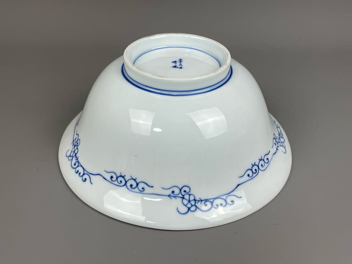 A) flat дверь три река внутри . большая миска белый фарфор с синим рисунком белый фарфор цветочный принт Tang . синий цветок China изобразительное искусство кондитерские изделия горшок орнамент тарелка Showa Retro времена предмет Imari Arita .