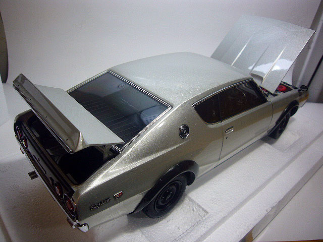 *1/18 Auto Art 77471 Nissan Skyline 2000GT-R KPGC110 Ken&Mary серебряный *