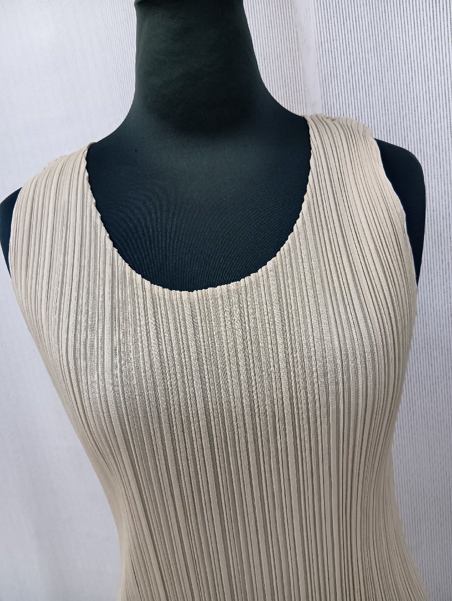 【送料無料】プリーツプリーズ　イッセイミヤケ　PLEATS PLEASE ノースリーブトップス サイズ3