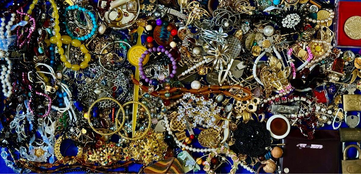 アクセサリーまとめ売り　 遺品、整理品、ジャンク品　約12kg 大量 約12kg 整理品 ジャンク アクセサリー おまとめ Yahoo