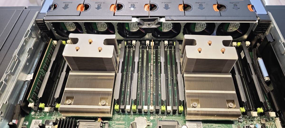 Dell R730 PowerEdge, 2x Xeon E5-2630 2.4GHz 6 Cores, 16GB, 2x300GB 10K SAS 動作確認