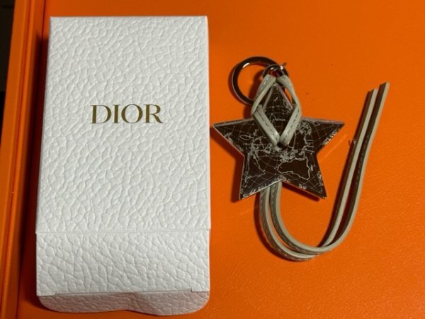  новый товар нераспечатанный / Dior брелок для ключа / не продается amenity 