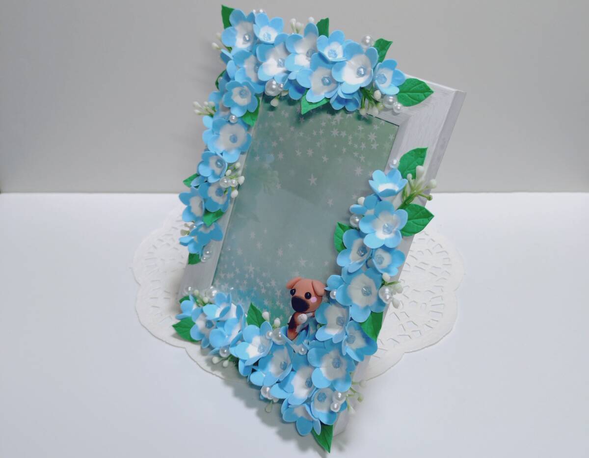 （ねこたぬ工房）ハンドメイド☆樹脂粘土☆わんちゃん☆ネモフィラ☆フォトフレームスタンド☆寫真サイズはＬ判