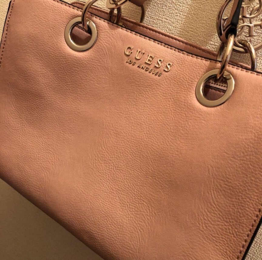 GUESS　ゲス　ショルダーバッグ　完売品　収納　　通勤　ピンクベージュ　綺麗め　 ハンドバッグ　
