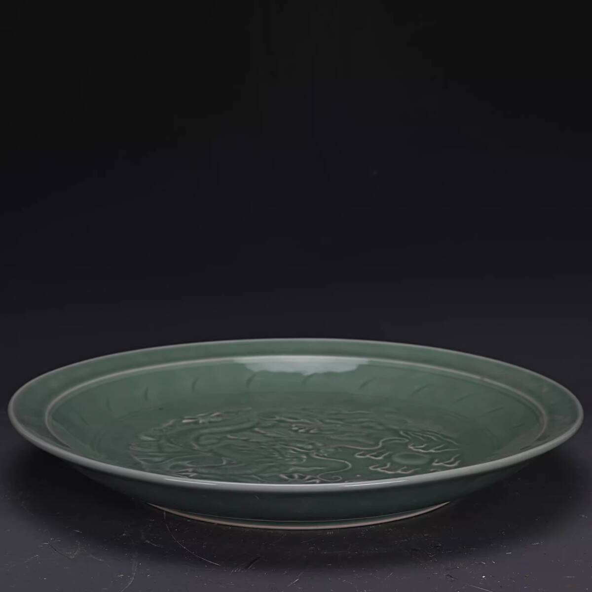 CN001■中国古玩 唐物 宋時代 龍泉窯青磁刻海水龍紋盤 時代物 極上品■高さ8cm・直径40.3cm■_画像3