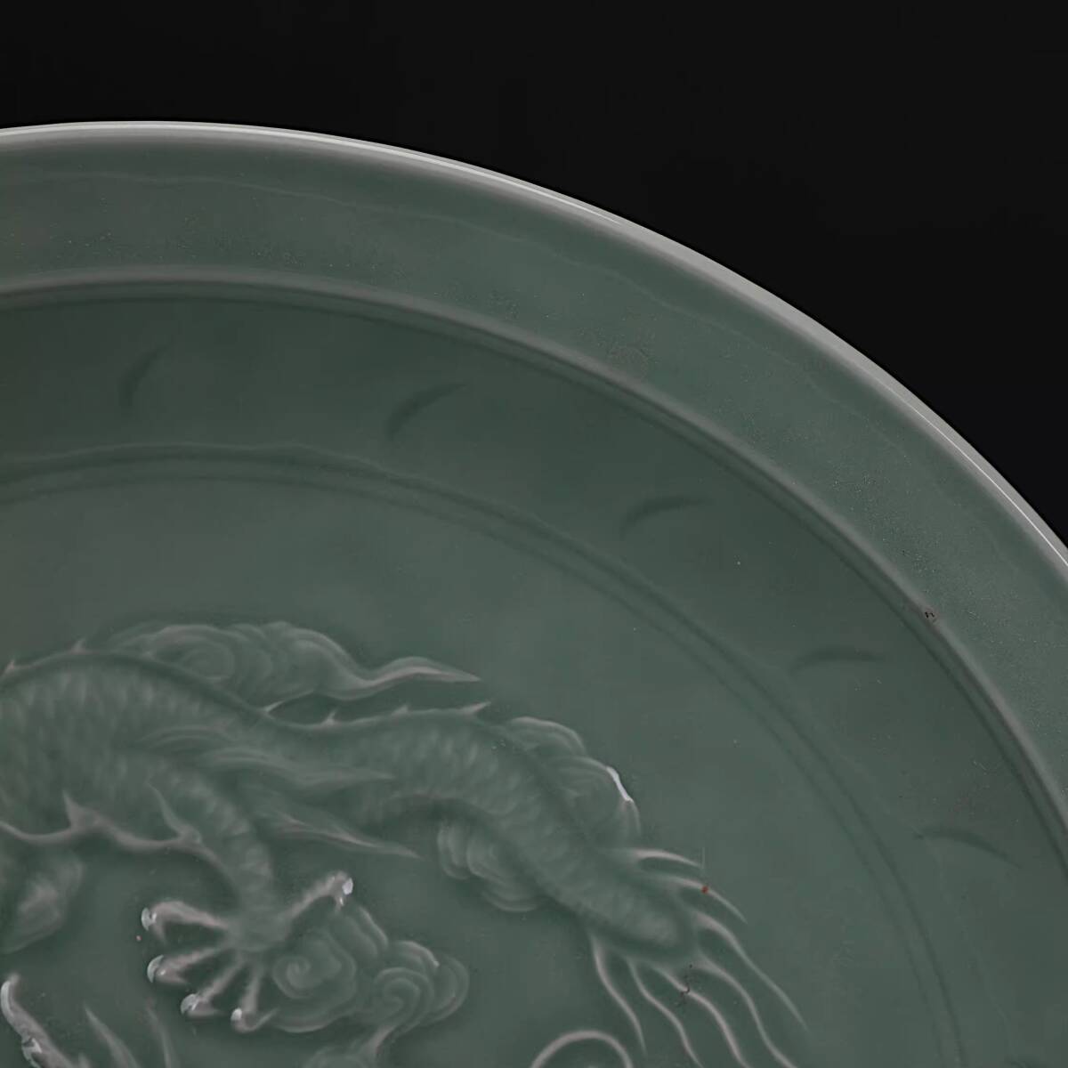 CN001■中国古玩 唐物 宋時代 龍泉窯青磁刻海水龍紋盤 時代物 極上品■高さ8cm・直径40.3cm■_画像7