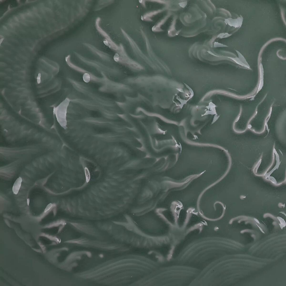 CN001■中国古玩 唐物 宋時代 龍泉窯青磁刻海水龍紋盤 時代物 極上品■高さ8cm・直径40.3cm■_画像4