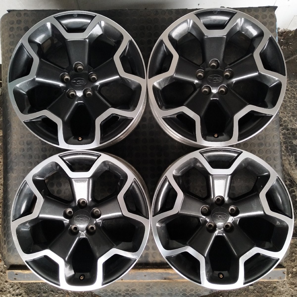 T6-84【4本価格】【17x7J 5x100 ET+48 ハブ56】ENKEI製・SUBARUスバル純正・インプレッサ等・店頭引取可能・適格請求書発行可能★中古品_画像1