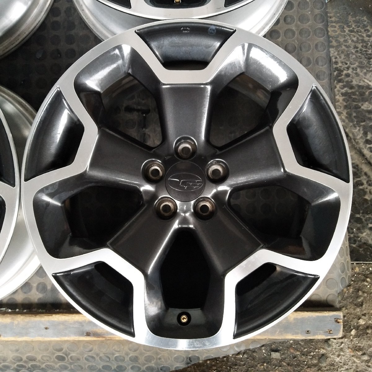 T6-84【4本価格】【17x7J 5x100 ET+48 ハブ56】ENKEI製・SUBARUスバル純正・インプレッサ等・店頭引取可能・適格請求書発行可能★中古品_画像5