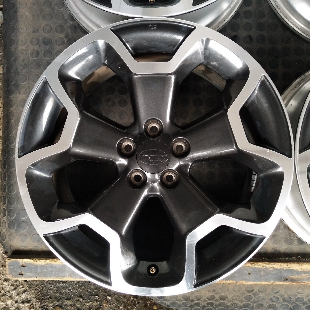 T6-84【4本価格】【17x7J 5x100 ET+48 ハブ56】ENKEI製・SUBARUスバル純正・インプレッサ等・店頭引取可能・適格請求書発行可能★中古品_画像6