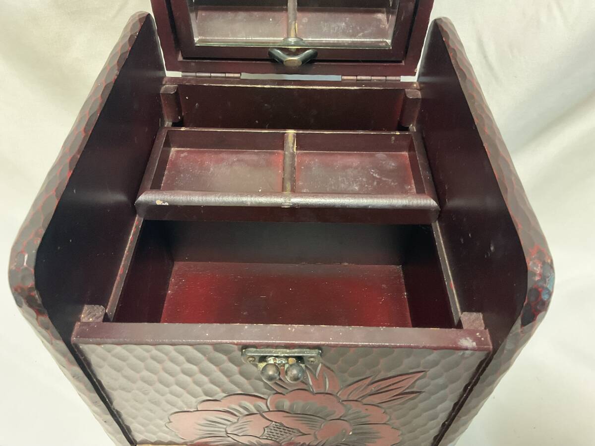 鎌倉(cāng)彫 伝統(tǒng)工蕓 化粧箱 アンティーク家具 牡丹模様 サイズ高さ35㎝×幅24㎝×奧行26㎝ 蔵出古物