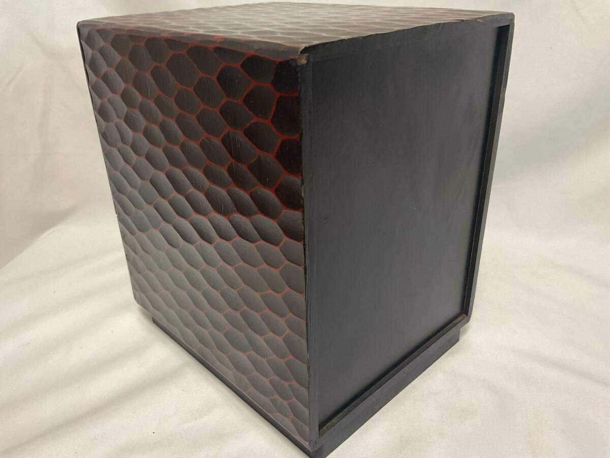 鎌倉彫 伝統(tǒng)工蕓 小物入れ 三段 アンティーク家具 竹模様 サイズ高さ24.5㎝×幅18㎝×奧行21.5㎝ 蔵出古物
